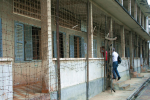 Mit Stacheldraht vergitterte Schulgebäude.