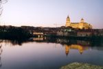 Sonnenuntergang in Salamanca am Fluß Tormes.