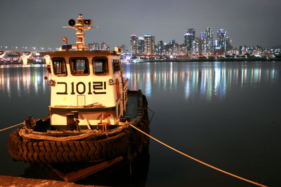 Nächtlicher Blick über den Hangang. Hochhäuser soweit das Auge reicht.