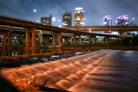 Blick vom Olympiagelände nach Gangnam über den Tancheon. Für Straßen ist kaum Platz.