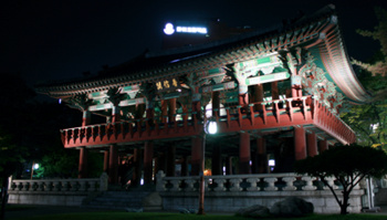 Bosin-gak gegenüber des Jongno Towers.