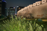 Historische Stadtmauer im nächtlichen Namsan Park. Historische Stadtmauer im nächtlichen Namsan Park.