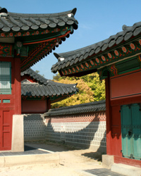 Traditionelle Gebäude und Dächer mit tollen Schnitzereien.