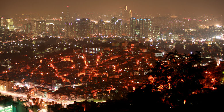 Das nächtliche Seoul von oben. Ein glühendes 'Häuserlavafeld'.