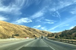Auf dem Highway durch die Berge Richtung Los Angeles.