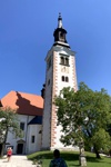 Kirche mit freistehenden Glockenturm.
