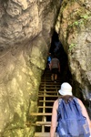Am Ende der Galerie gings auf Stufen durch eine enge Felshöhle weiter hinauf.