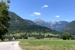 Der lange Weg zum Bohinjer See. Im Hintergrund ragen die Julischen Alpen auf.