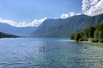 Auf dem Bohinjer See ist viel los. Perfekt zum SUPen vor der Alpenkulisse.