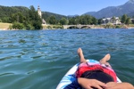Mit dem SUP nach Ribčev Laz mit Kirche und alter Steinbogenbrücke.