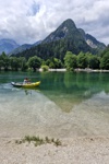 Einsamer Kanufahrer vor spiegelnder Kulisse auf den Jezero Jasna Seen.*