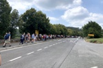 Wandertag mt 250 Personen zum Eingang der St. Kanzian Höhle.