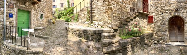 In den schmalen Gassen von Motovun auf dem Weg zur Burg.