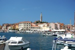Der Jachthafen von Rovinj mit der Altstadthalbinsel im Hintergrund.