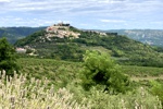 Blick bei der Anreise von Pazin auf den Hügel von Motovun.
