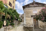 Wanderung durch die Vorstadt von Motovun hinauf zur Burg - II.