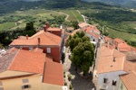 Blick vom Glockenturm der Stephanskirche über den Hauptplatz und das Umland.