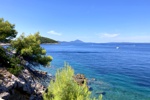 Blick über das traumhaft klare Meer von Lošinj nach Cres.