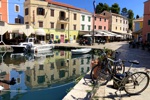 Der Hafen von Veli Lošinj mit Booten und Fahrrädern.