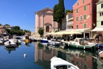 Die Crkva sv. Antuna im Hafen von Veli Lošinj.