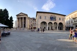 Rathausplatz Pula mit Augustustempel.