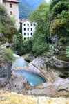 Der Fluss Calieroni mit kleinen Pools und Wasserfall mündet in die Brenta.