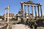 Unterwegs zwischen Tempel und Foren im Forum Romanum.