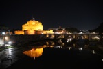 Nächtlicher Spaziergang entlang des Tibers mit Engelsbrücke und -burg.