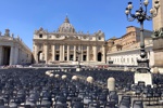 Petersplatz und Petersdom bereit für die Audienz am Nachmittag.