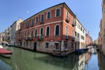 Kanalkreuzung mit farbenprächtigen Häusern im nördlichen Venedig.