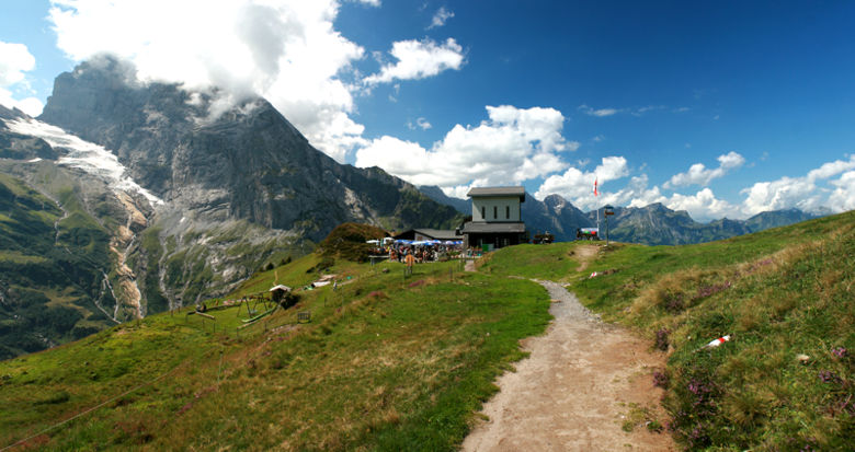 Fürenalp mit umliegenden schneebedeckten Bergen.