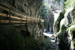 Schmale schwebende Stege in der Alplochschlucht.