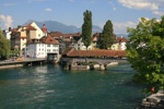 Spreuerbrücke über den Reuss in Luzern bei herrlichem Wetter.