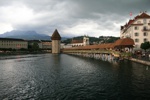 Die die berühmte Kapellbrücke mit Turm.