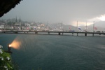 Heftiger Regen über Luzern und dem Vierwaldstättersee.