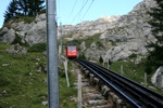 Langsam zuckeln die Zahnradbahnen an mir den Berg hinauf.
