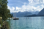 Baden im Thunersee. Schneebedeckte Berge im Hintergrund.