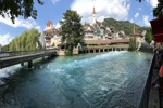 Surfer auf der Aare in Thun.