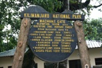 Unser Startpunkt: Machame Gate. Nur 40 km bis zum Uhuru Peak. Unser Startpunkt: Machame Gate. Nur 40 km bis zum Uhuru Peak.