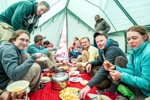 Mittagessen im Verpflegungszelt. Möbel sind noch unterwegs. [2]