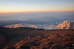 Sonnenaufgang auf dem Gipfel des Kilimandscharo. [1]