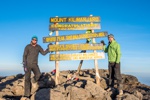 Patrick und Robert bei Sonnenaufgang am Uhuru Peak. [2]