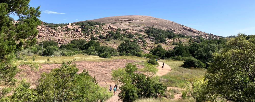 Summit Trail auf den Enchanted Rock (560 m) im Hill Country.