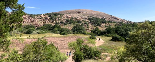 Summit Trail auf den Enchanted Rock (560 m) im Hill Country.
