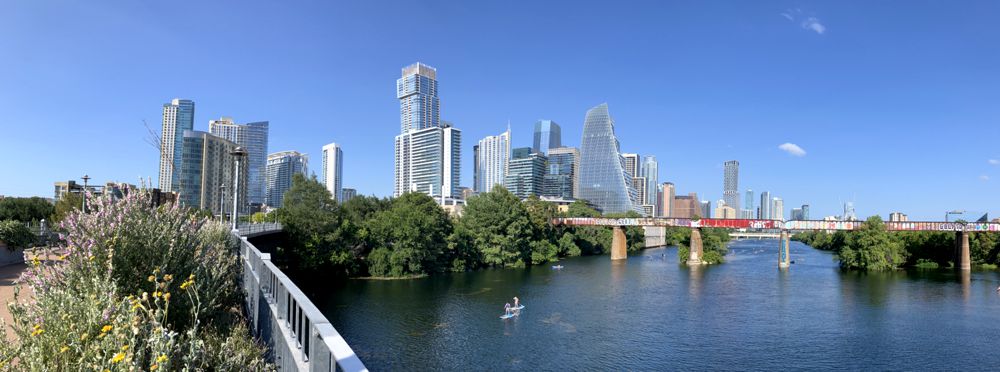 Blick über den Lady Bird Lake auf die Skyline von Austin.