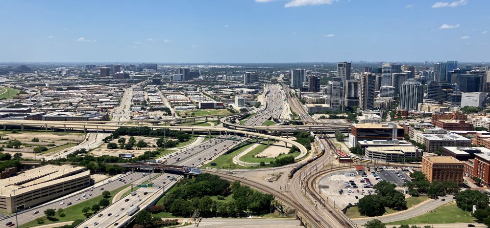 Straßenknäul in der Downtown Dallas. Rechts runten - 6th floor JFK.