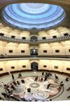Unterhalb der 66 m hohen Kuppel mit vielen anderen Besuchern.