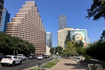 Durch die Hochhausschluchten der Hauptstadt von Texas.
