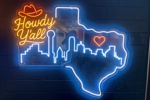 Texas & Dallas als Leuchtreklame an der Wand.