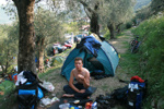Zelten im Olivenhain in Riva